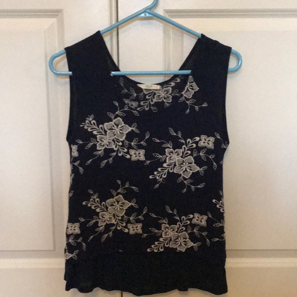 Le Lis navy and white tank
